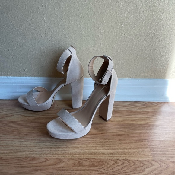 Sandy tan heels - Picture 6 of 7